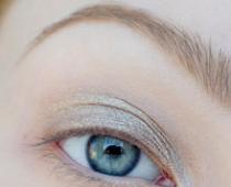 Schritt für Schritt zum Make-up für grüne und blaue Augen